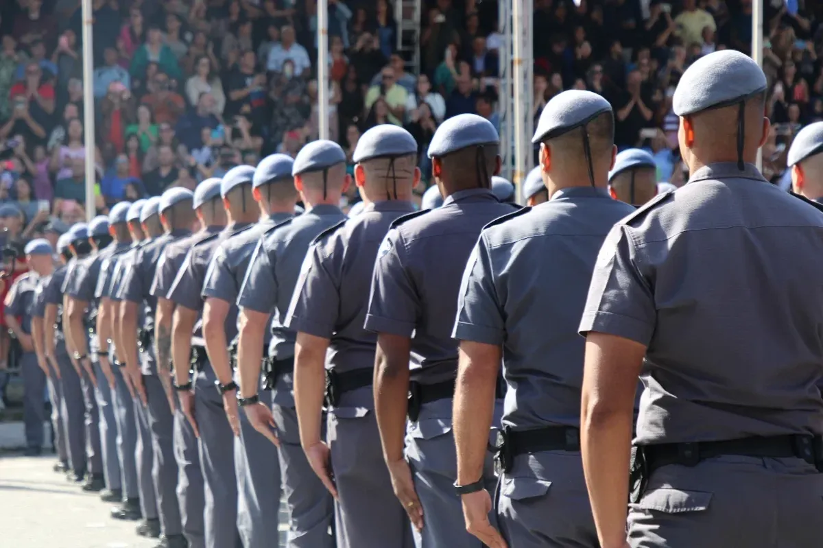 O estágio probatório, com duração de 3 anos, tem início com o exercício do cargo, que é concomitante com a posse, e o candidato ingressa na graduação de Aluno-Soldado PM