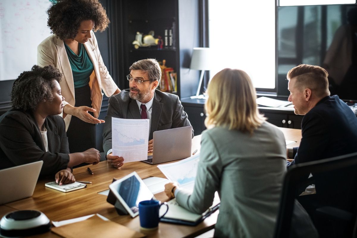 Equipe analisa dados para tomada de decisões no atendimento ao cliente