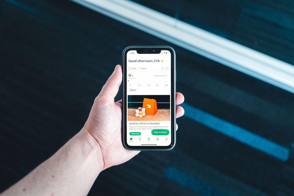 Social commerce: consumidor comprando produto direto pelo aplicativo de rede social