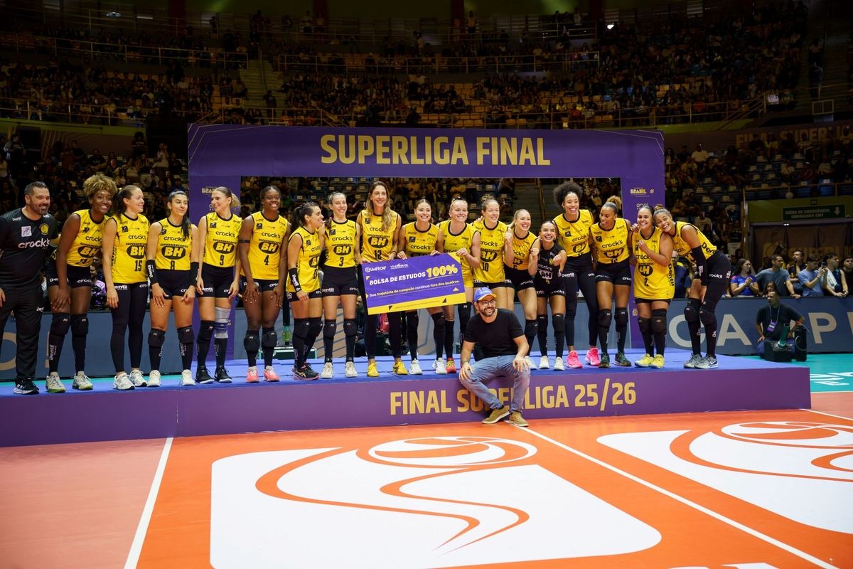 Jogadoras de vôlei no pódio com o ceo da UniFECAF