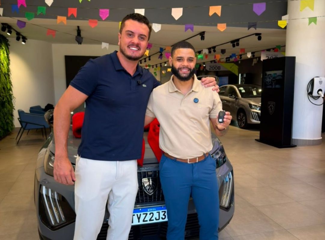 Entrega das chaves de carro zero km para Gean da GR Consorcios.