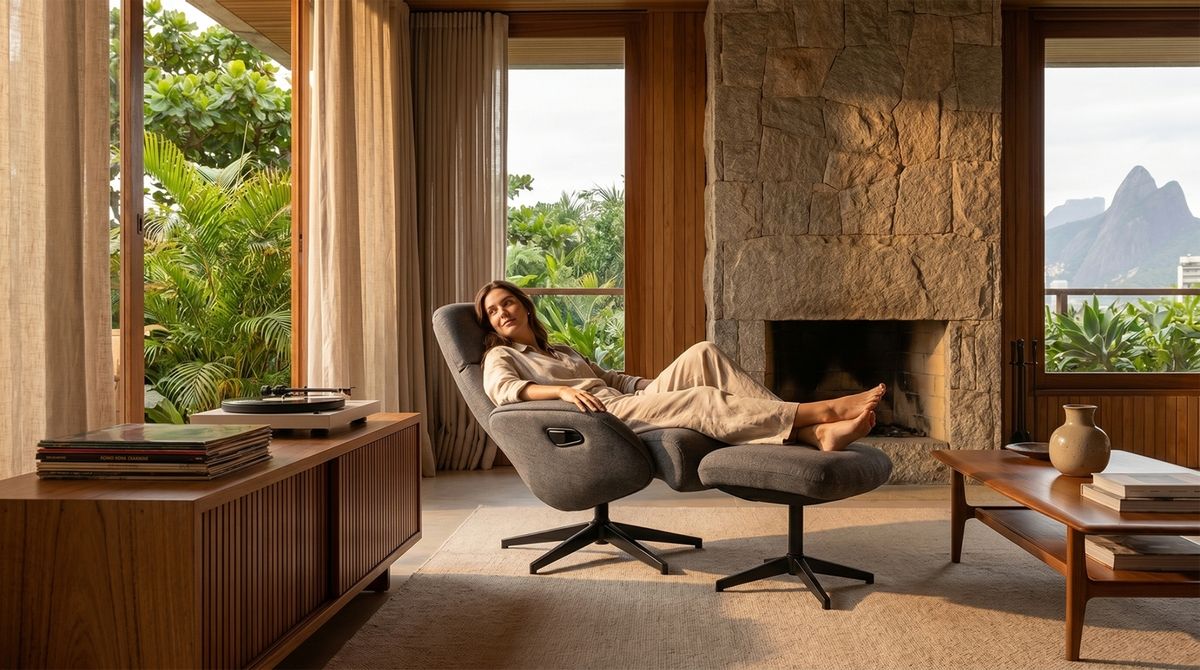 Mulher relaxando em apartamento de alto padrão na poltrona Bossa DT3