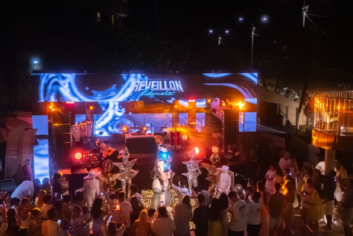Show de virada de ano do Esmeralda Praia Hotel, com tema futurista e multidão de convidados