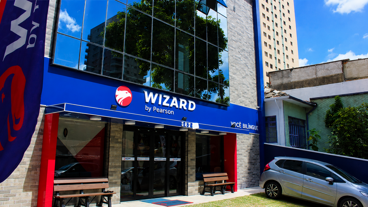 Foto mostra fachada de uma unidade da Wizard by Pearson