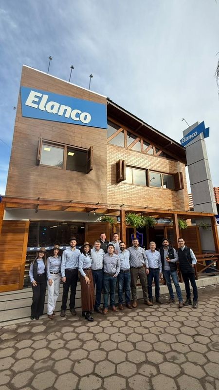 Funcionários da empresa em frente à Casa Elanco na Expointer
