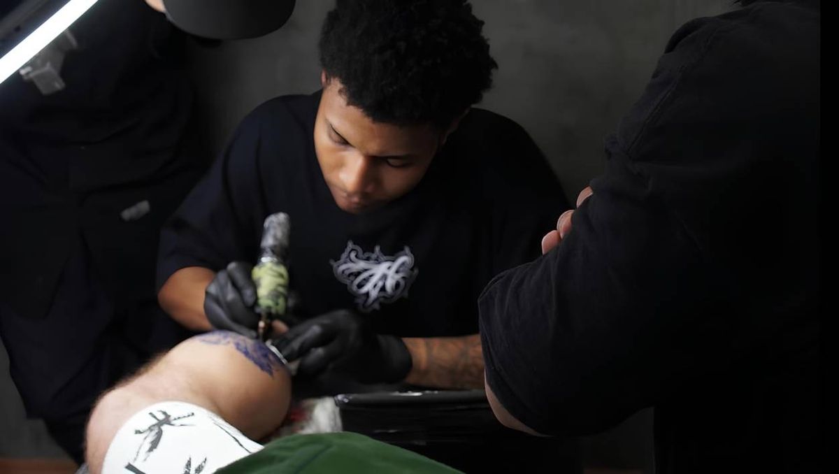 Tatuagem realista une arte e memória na pele