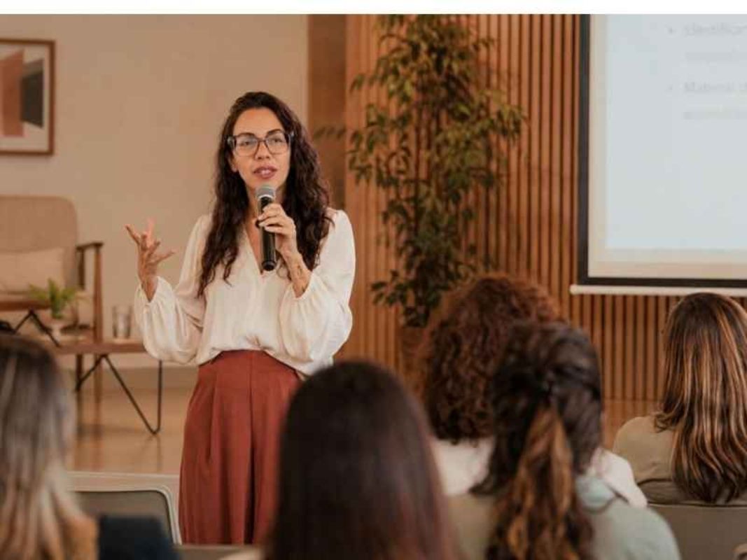 Pedagoga, educadora, escritora e palestrante.