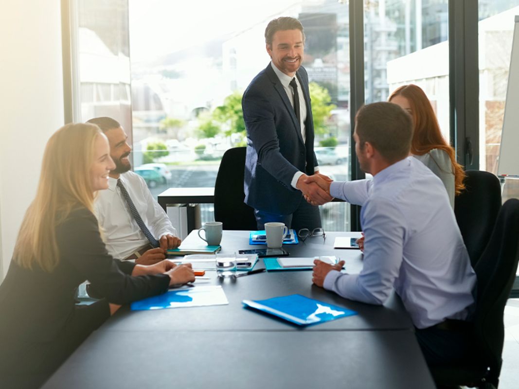 Executivos em reunião B2B