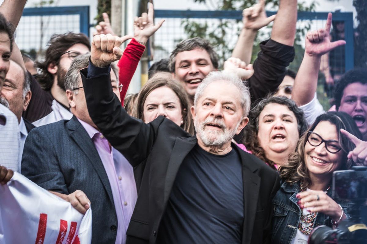 lula deixa a carceragem