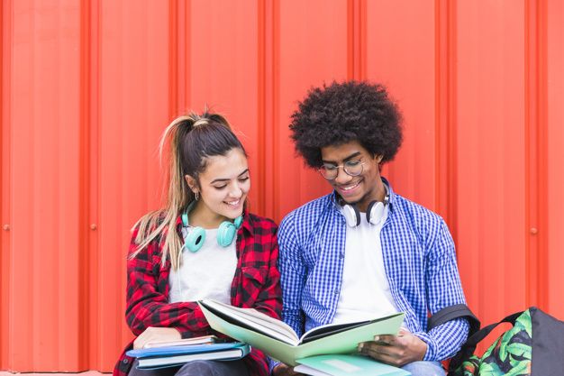 diversos-alunos-estudando-juntos-contra-um-pano-de-fundo-laranja_23-2148093082