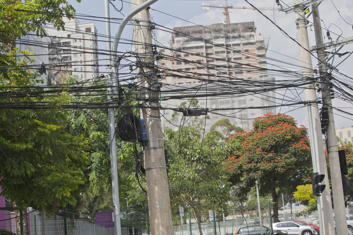 Ruas do Mutinga e Pq. Imperial terão fiação aterrada