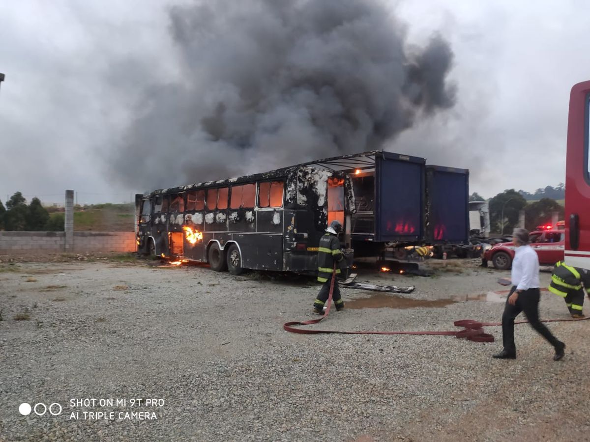 Incêndio destrói duas carretas e um ônibus no Itaquiti