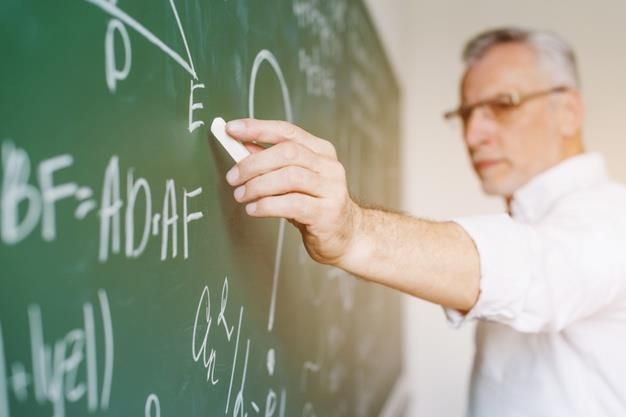 professor-de-matematica-envelhecido-escrevendo-na-lousa_23-2148201011
