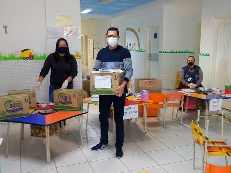 Prefeitura inicia entrega de kits com itens da merenda escolar