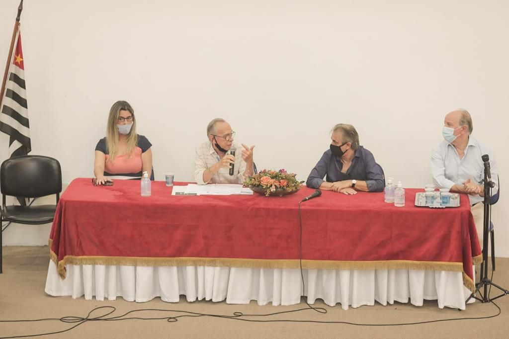 Secretaria de Saúde realiza reunião técnica sobre vacinação contra a Covid-19 na cidade