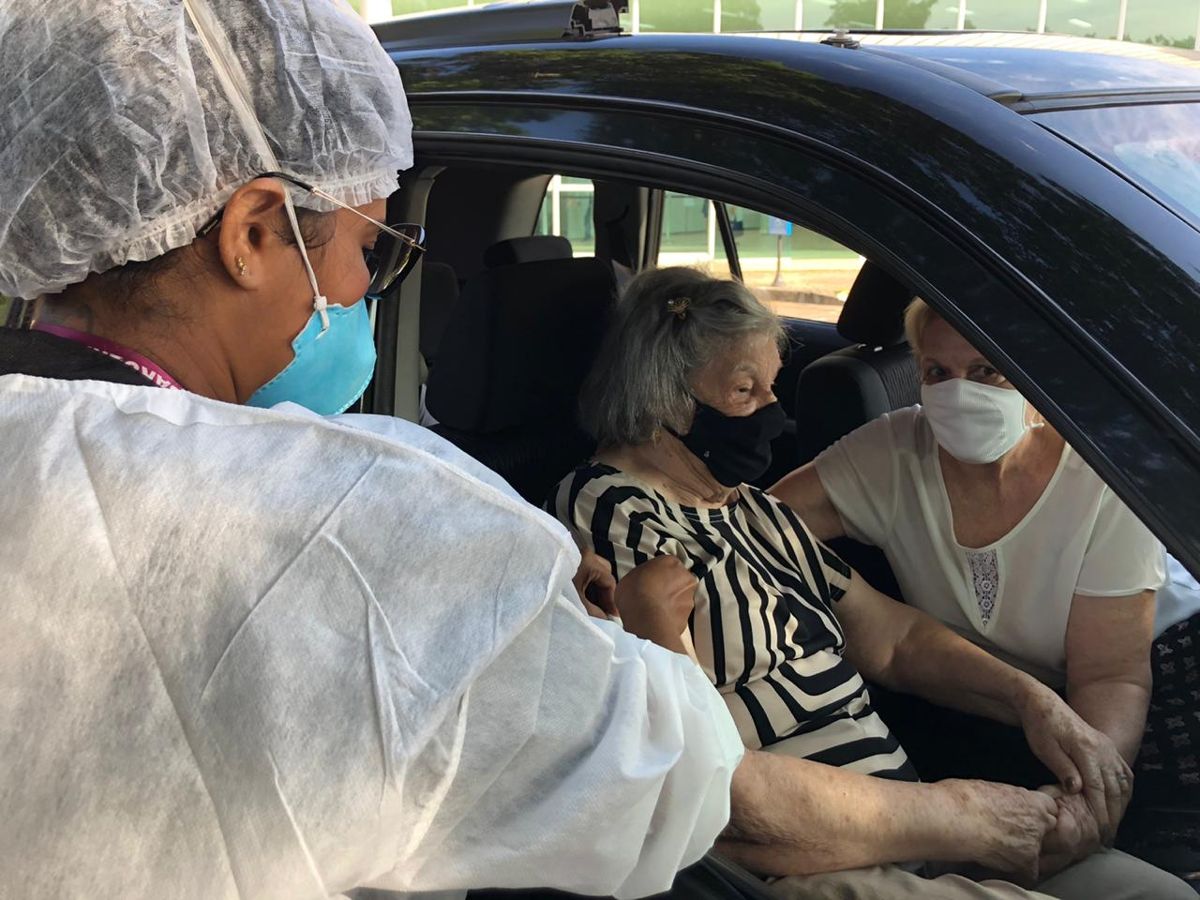 Barueri se antecipa ao Estado e inicia vacinação contra Covid-19 de idosos acima de 90 anos