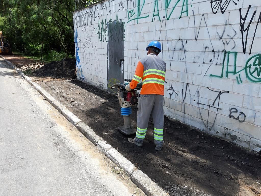 Prefeitura realiza construção de calçadas entre os bairros Maria Helena e Aldeia de Barueri