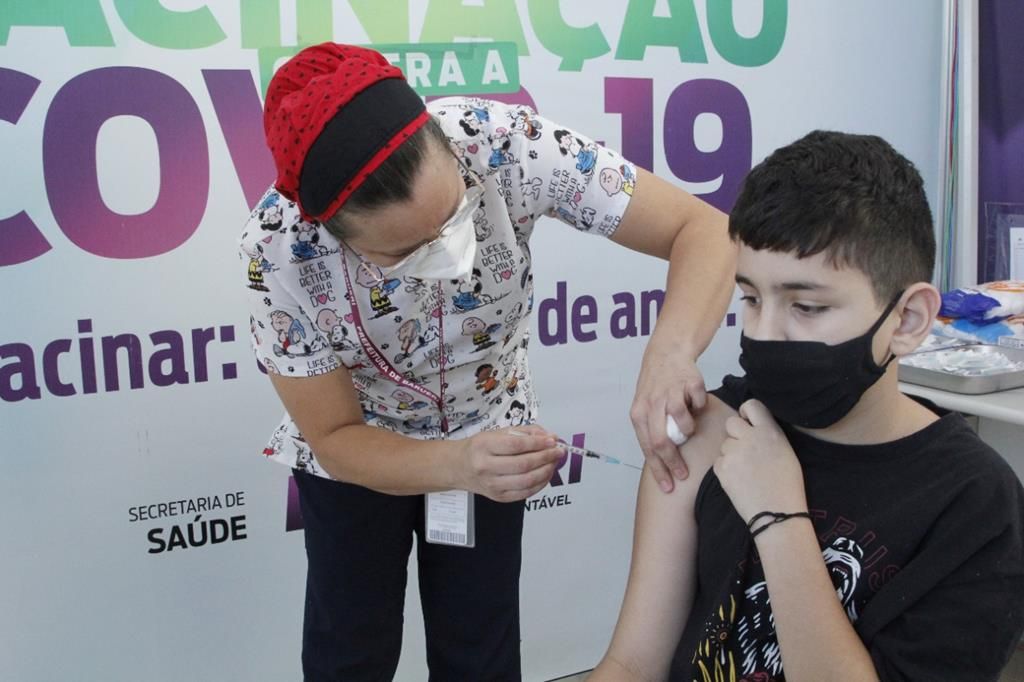Primeira criança vacinada