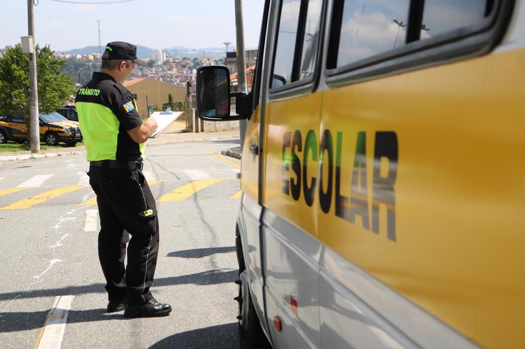 Transporte escolar clandestino é flagrado em Barueri