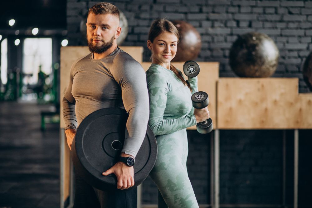 couple-training-together-at-the-gym