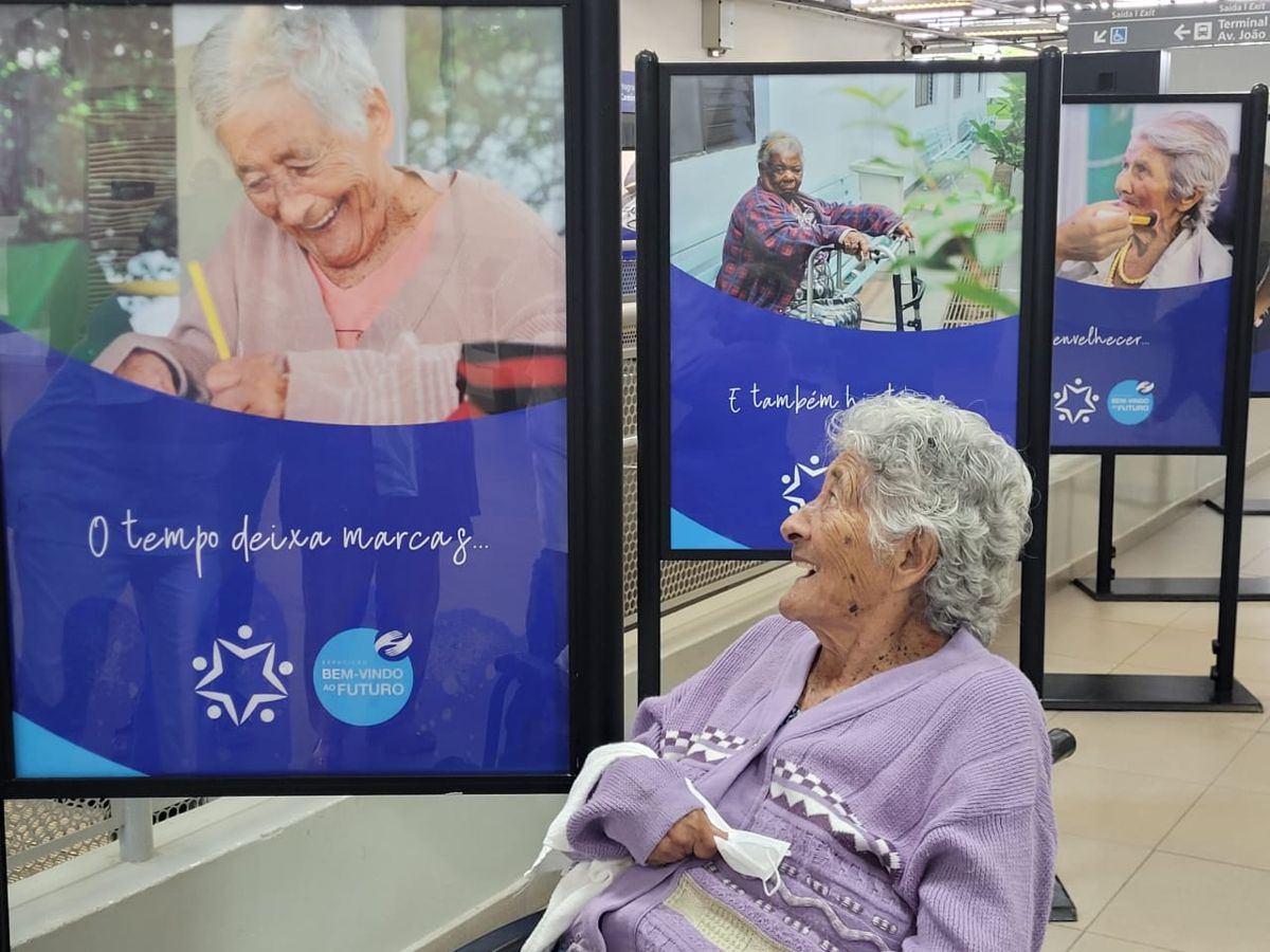 exposição idosos linha de trem