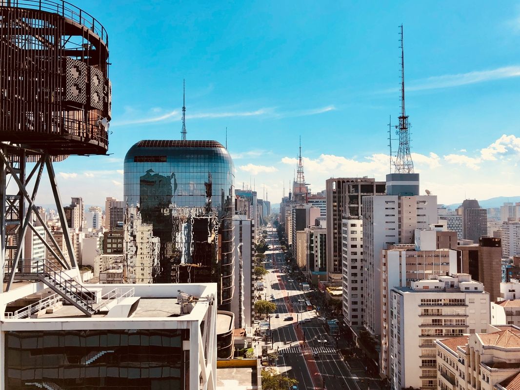 Vacância de escritórios em SP deve diminuir em 2026