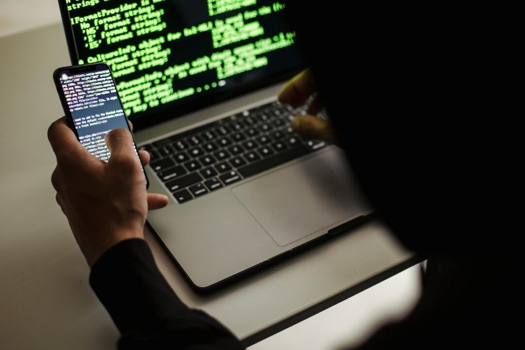 Golpes com IA imitam voz de líderes empresariais