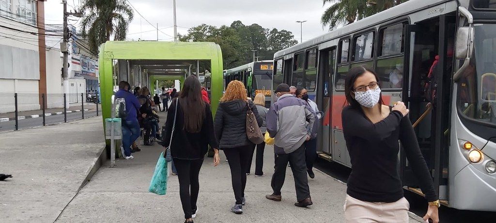 Barueri recomenda uso de máscaras para locais fechados e escolas; no transporte é obrigatório