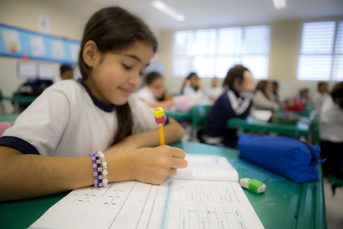 Alunos de Barueri receberão uniformes e kits escolares, afirma prefeitura