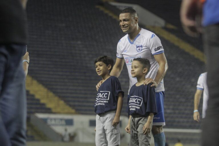 Com craques do futebol, Arena Barueri recebe jogo solidário em prol do GRAACC