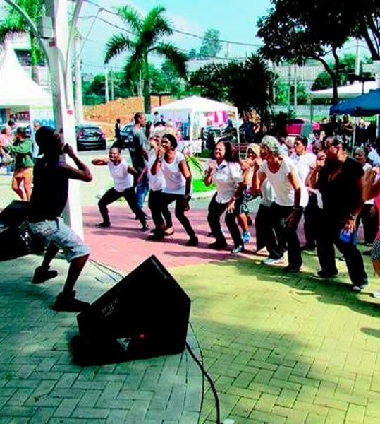 CENTENAS-DE-MORADORES-PRESTIGIAM-HOMENAGEM-DA-PREFEITURA-ÀS-MULHERES-DE-JANDIRA