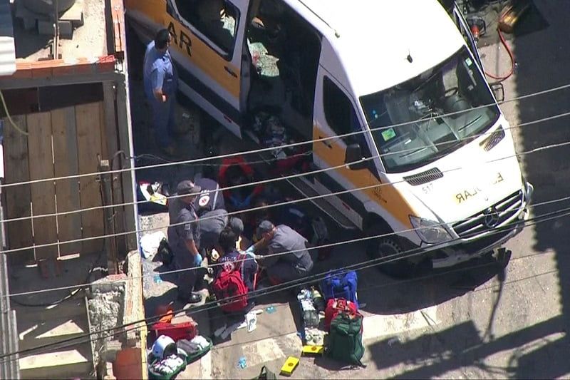 Criança morre após acidente entre caminhão e van com alunos da Fieb
