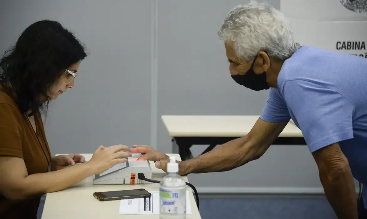 Além da participação nas eleições, outros registros mantidos pelo poder público podem ser considerados no processo de verificação
