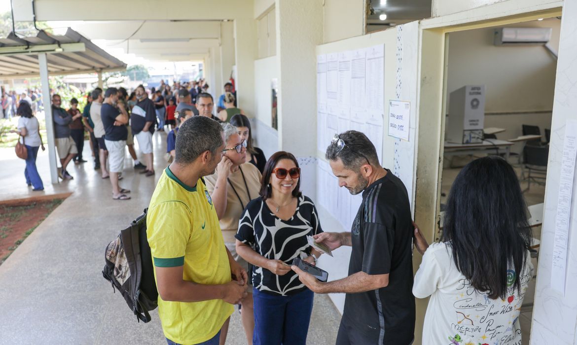 O período de ausência precisa levar em conta o tempo gasto com o deslocamento para ir e voltar da seção eleitoral e o tempo na fila de votação, se houver.