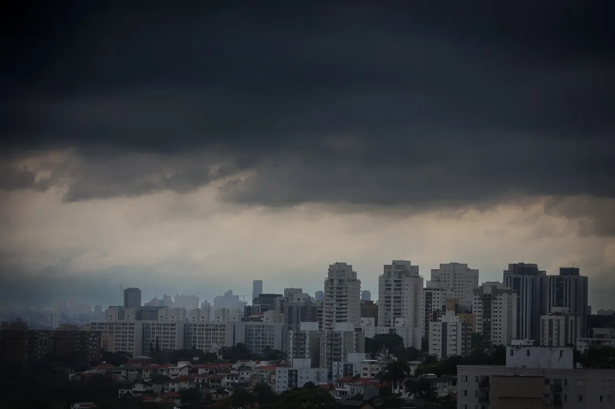 A chuva pode vir acompanhada de trovoadas e rajadas de vento.