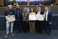 Vereadores da Câmara Municipal de Barueri durante homenagem à equipe da Delegacia da Mulher