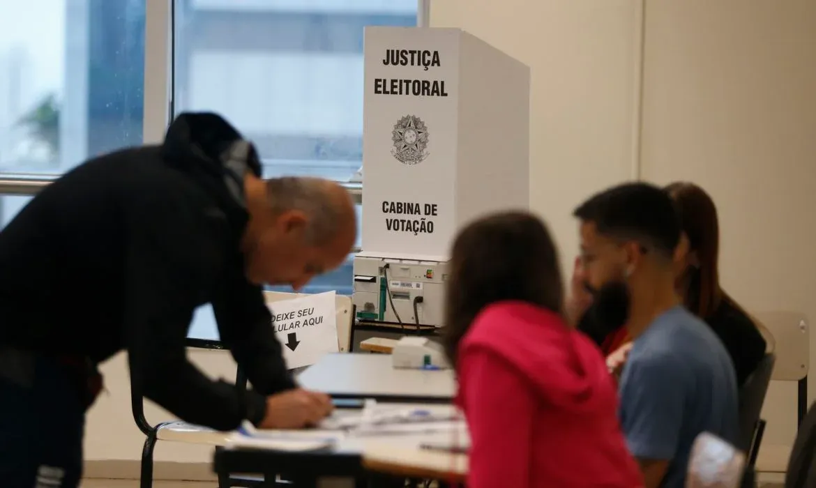 A consulta pode ser feita pelo aplicativo e-Título ou pelo Autoatendimento Eleitoral, no site do Tribunal Superior Eleitoral (TSE).