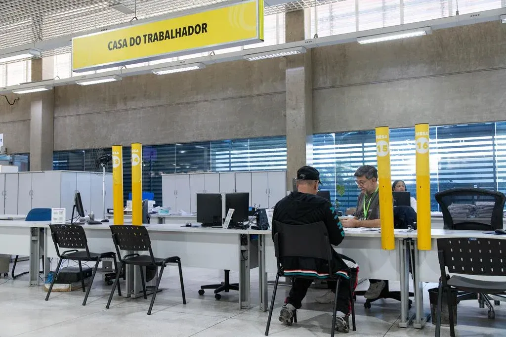 As vagas contemplam diferentes níveis de escolaridade, e os salários informados chegam a R$ 4.000