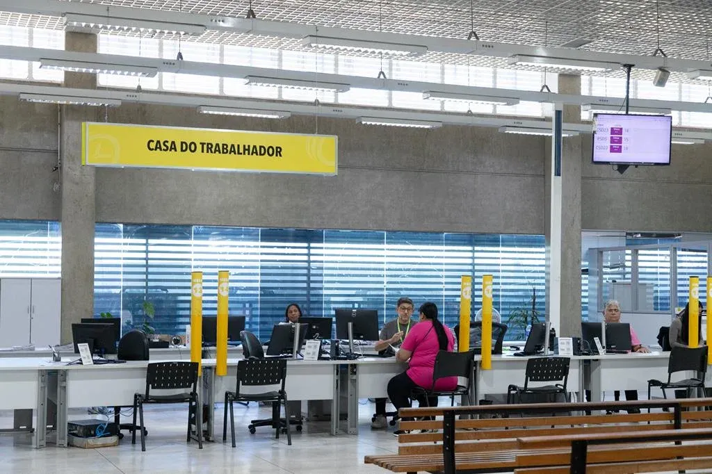 A lista reúne funções nas áreas de logística, administração, comércio, alimentação, limpeza, manutenção, transporte e tecnologia