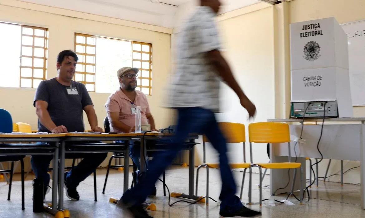 A votação começou às 8h e termina às 17h, conforme o horário de Brasília.