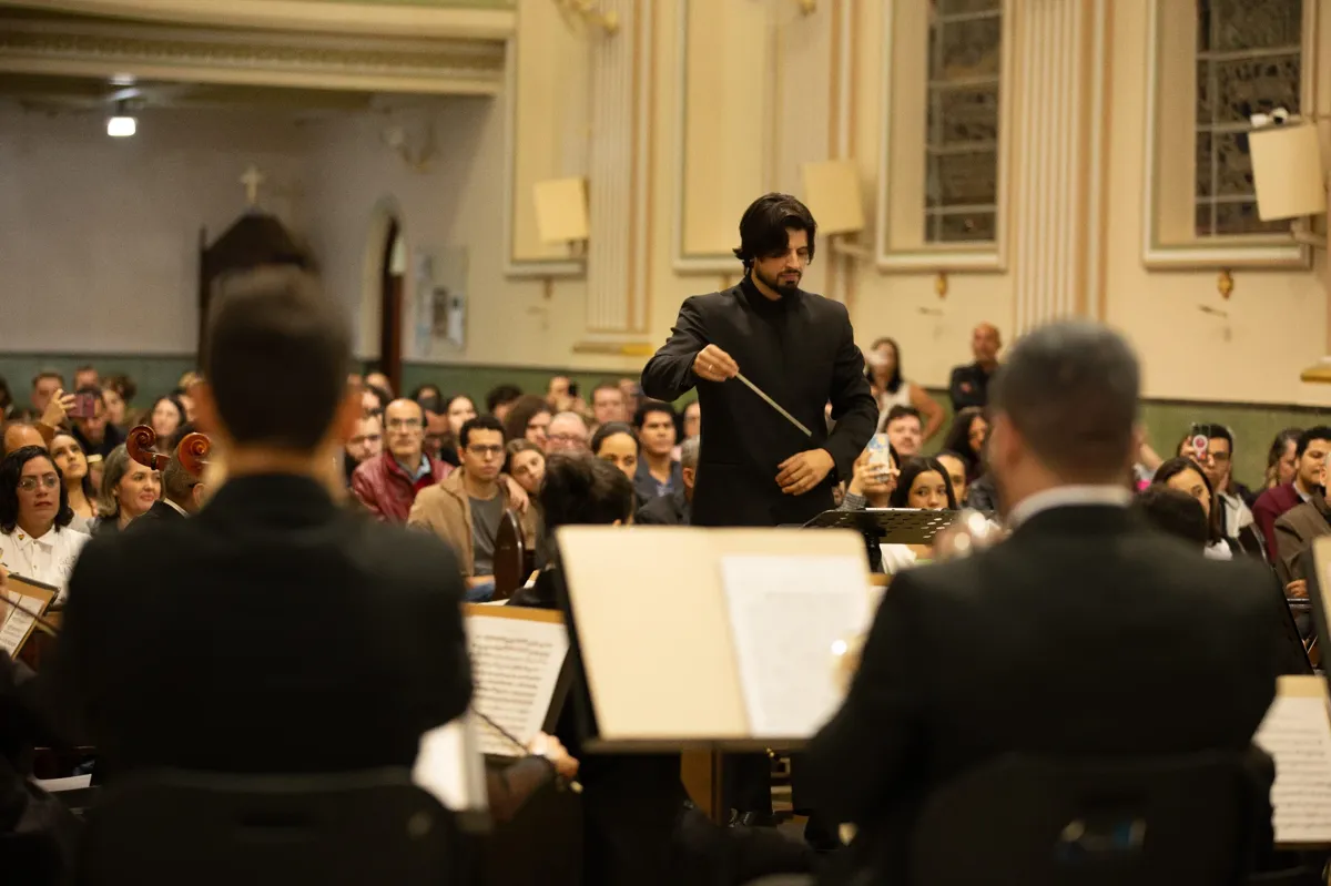 Sob a regência do maestro, violinista e diretor artístico FeOliver, o concerto reúne música orquestral, canto e dança