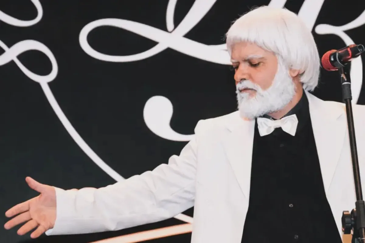 A apresentação revisita o repertório associado ao maestro e arranjador norte-americano Ray Conniff