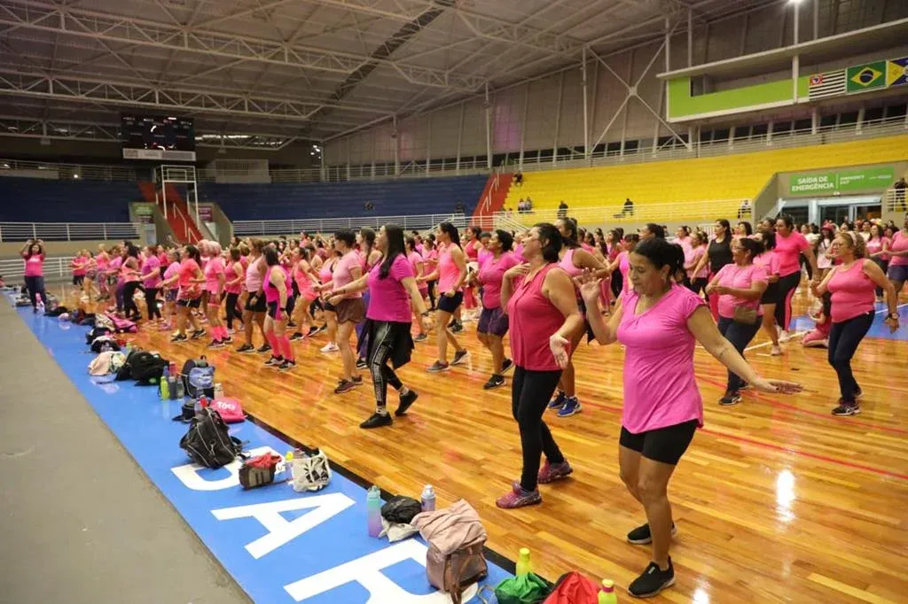A atividade combina coreografias e exercícios aeróbicos ao som de música.