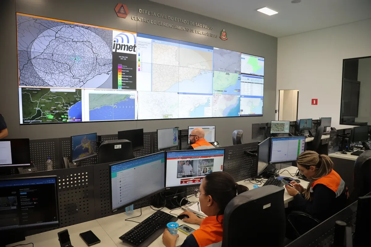 A Defesa Civil orienta a população a acompanhar os comunicados oficiais e adotar medidas preventivas durante os períodos de chuva intensa