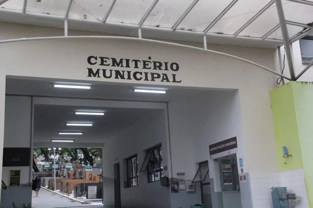 O cemitério fica na Praça da Saudade, sem número, na Vila São Francisco