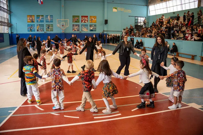 Escola Internacional de Alphaville promove festa junina em apoio à Associação Rainha da Paz