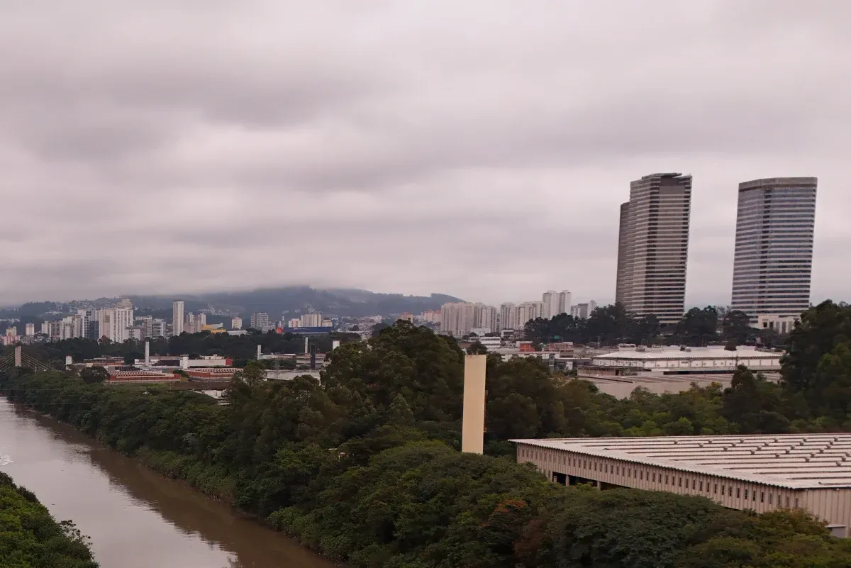 A nebulosidade dificulta a elevação das temperaturas e pode provocar garoa em pontos da região