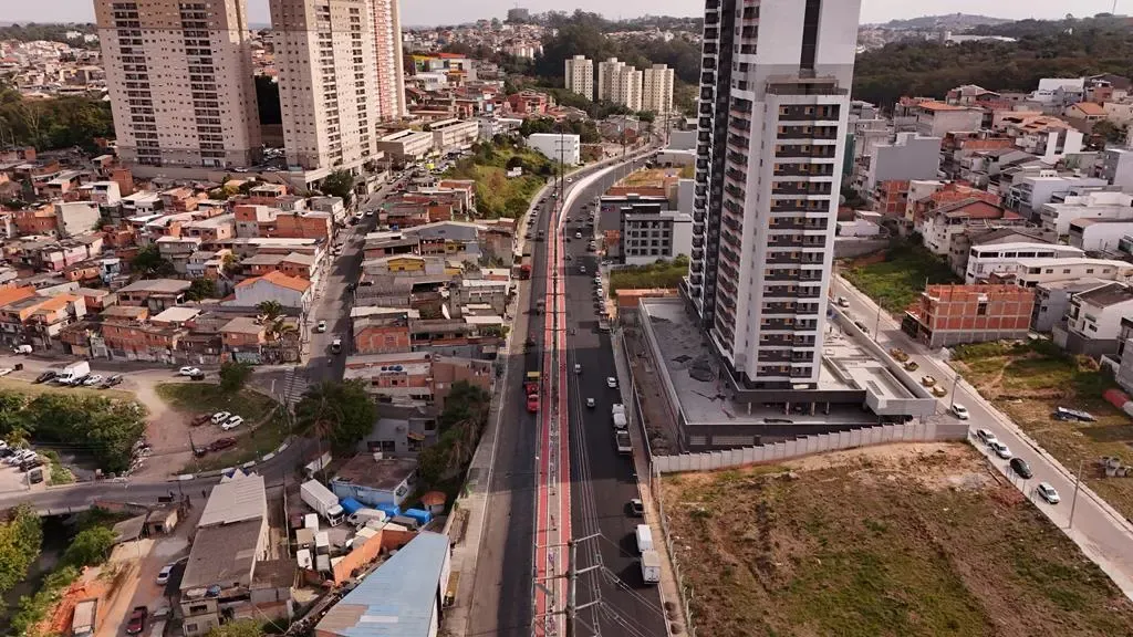 Os trabalhos fazem parte de um programa municipal voltado à recuperação do pavimento em ruas e avenidas da cidade.