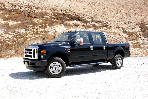 Picape Ford F-250 preta de cabine dupla, em imagem ilustrativa