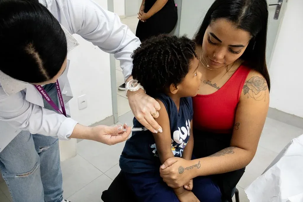 Para receber as doses, é necessário apresentar um documento oficial com foto e a caderneta de vacinação